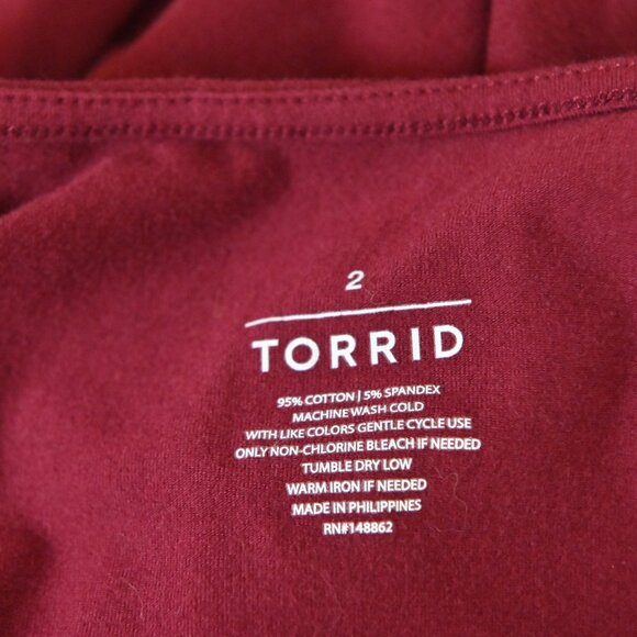 Torrid 90s Retro Foxy Keyhole Open Back Mock Neck Stretch Burgundy Shirt Sz 2 - Picture 11 of 16